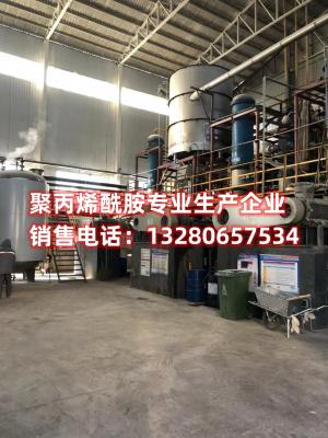 聚丙烯酰胺絮凝機(jī)理示意圖，展示了聚丙烯酰胺分子結(jié)構(gòu)與水中雜質(zhì)相互作用形成絮體的過(guò)程。